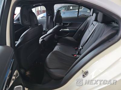 2025 Mercedes-Benz E 350 4MATIC Sedan - zdjęcie 13 z 27 - miniatura