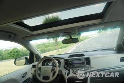 2012 Toyota Sienna SE 8-Passenger 119.3" WB - zdjęcie 24 z 32 - miniatura