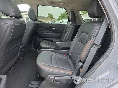 2025 Nissan Pathfinder Platinum - zdjęcie 14 z 26 - miniatura