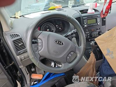 2011 Kia Sedona LX 118.9" WB - zdjęcie 10 z 39 - miniatura