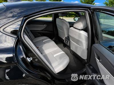 2025 Toyota Camry SE - zdjęcie 11 z 14 - miniatura
