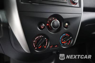 2015 Nissan Versa SV - zdjęcie 14 z 26 - miniatura