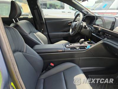 2025 Toyota Crown Signia Limited - zdjęcie 8 z 22 - miniatura