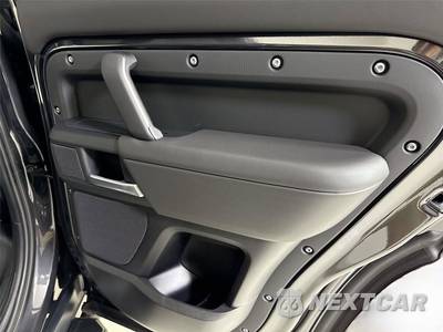 2026 Land Rover Defender 110 X-Dynamic SE - zdjęcie 24 z 40 - miniatura