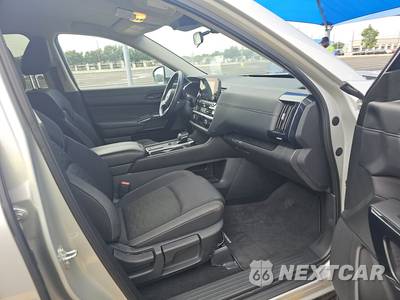 2025 Nissan Pathfinder SV - zdjęcie 8 z 19 - miniatura