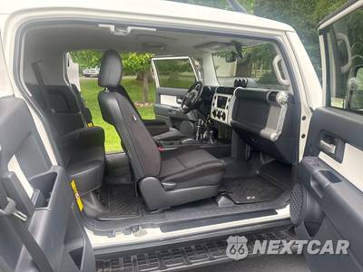 2014 Toyota FJ Cruiser w/Rear Doors - zdjęcie 31 z 34 - miniatura
