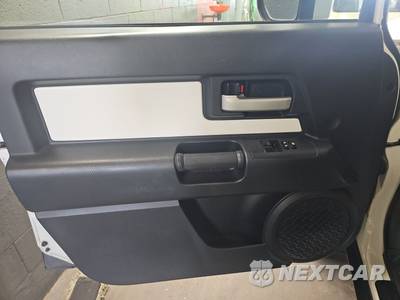 2013 Toyota FJ Cruiser w/Rear Doors - zdjęcie 9 z 26 - miniatura