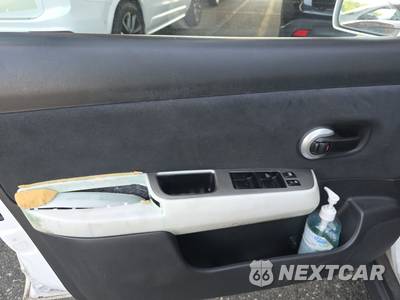 2009 Nissan Versa 1.8 S Hatchback - zdjęcie 9 z 39 - miniatura