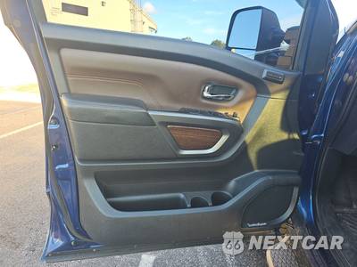 2017 Nissan TITAN XD Platinum Reserve Crew Cab Medium Bed - zdjęcie 9 z 34 - miniatura