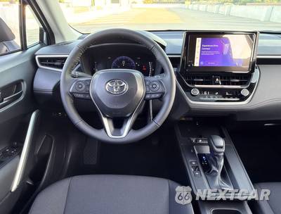 2026 Toyota Corolla Cross LE - zdjęcie 13 z 33 - miniatura