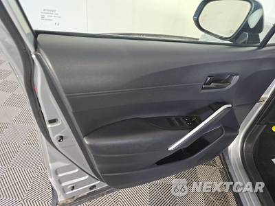 2024 Toyota Corolla Cross LE - zdjęcie 9 z 17 - miniatura