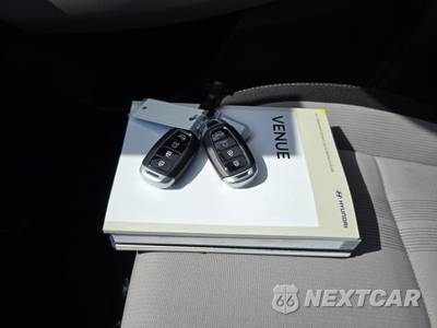2025 Hyundai Venue SEL - zdjęcie 4 z 32 - miniatura