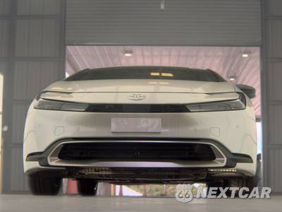 2026 Toyota Prius Plug-In Hybrid SE - zdjęcie 3 z 25 - miniatura