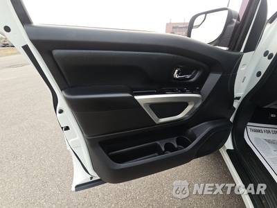 2020 Nissan TITAN SV Crew Cab Short Bed - zdjęcie 9 z 23 - miniatura