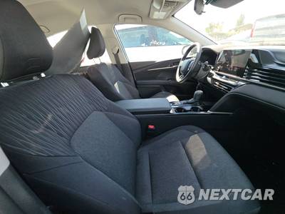 2026 Toyota Camry LE - zdjęcie 8 z 27 - miniatura