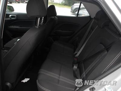 2025 Hyundai Venue SEL - zdjęcie 14 z 28 - miniatura