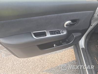 2009 Nissan Versa 1.8 S Hatchback - zdjęcie 9 z 27 - miniatura