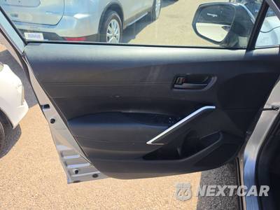 2025 Toyota Corolla Cross LE - zdjęcie 9 z 23 - miniatura