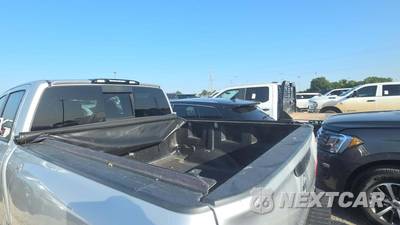 2017 Nissan TITAN SV Crew Cab Short Bed - zdjęcie 18 z 36 - miniatura