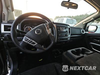 2017 Nissan TITAN SV Crew Cab Short Bed - zdjęcie 11 z 36 - miniatura