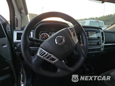 2017 Nissan TITAN SV Crew Cab Short Bed - zdjęcie 10 z 36 - miniatura