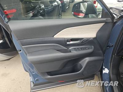 2026 Toyota Grand Highlander Platinum - zdjęcie 15 z 26 - miniatura