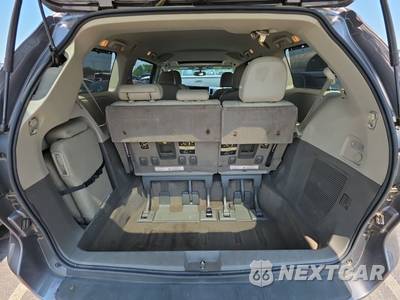 2015 Toyota Sienna XLE 8-Passenger 119.3" WB - zdjęcie 17 z 38 - miniatura