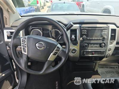 2017 Nissan TITAN SV Crew Cab Short Bed - zdjęcie 11 z 33 - miniatura
