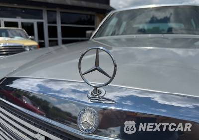 1990 Mercedes-Benz 560 SEL Sedan - zdjęcie 9 z 23 - miniatura