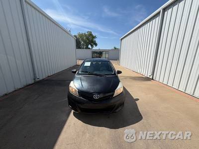 2012 Toyota Yaris LE Hatchback - zdjęcie 4 z 45 - miniatura