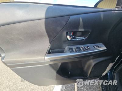 2017 Toyota Prius v Three - zdjęcie 9 z 41 - miniatura