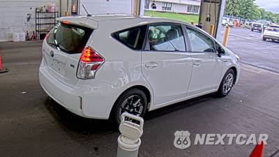 2017 Toyota Prius v Two - zdjęcie 4 z 30 - miniatura