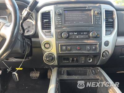 2017 Nissan TITAN PRO-4X Crew Cab Short Bed - zdjęcie 11 z 27 - miniatura