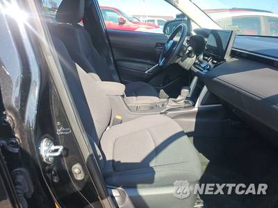 2025 Toyota Corolla Cross LE - zdjęcie 8 z 29 - miniatura