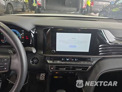 2025 Toyota Camry SE - zdjęcie 11 z 22 - miniatura
