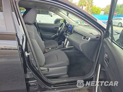 2025 Toyota Corolla Cross LE - zdjęcie 8 z 21 - miniatura