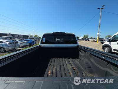 2024 Nissan TITAN SV Crew Cab Short Bed - zdjęcie 16 z 29 - miniatura