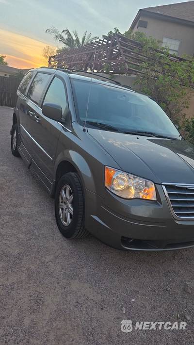 2010 Chrysler Town & Country Touring 121.2" WB - zdjęcie 4 z 49 - miniatura
