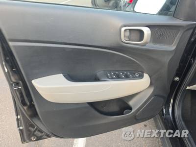2025 Hyundai Venue SEL - zdjęcie 9 z 28 - miniatura