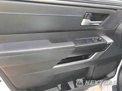 2025 Toyota Tundra Platinum Crew Cab Short Bed - zdjęcie 9 z 23 - miniatura