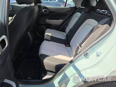 2025 Hyundai Venue SEL - zdjęcie 13 z 21 - miniatura