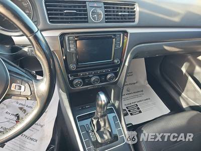 2017 Volkswagen Passat 1.8T R-Line w/Comfort Pkg - zdjęcie 11 z 17 - miniatura