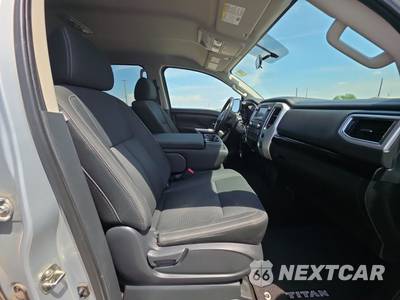 2019 Nissan TITAN SV Crew Cab Short Bed - zdjęcie 8 z 38 - miniatura