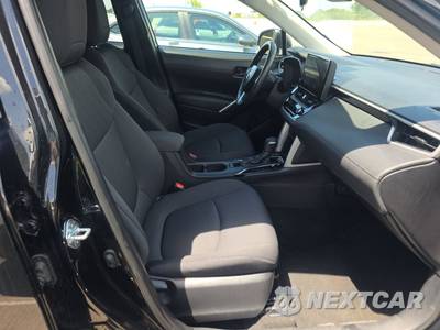 2025 Toyota Corolla Cross LE - zdjęcie 8 z 19 - miniatura