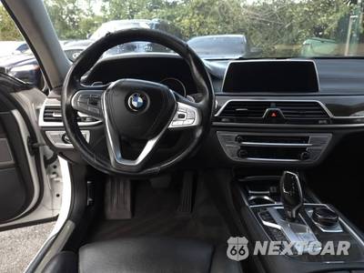 2016 BMW 7 Series Sedan 750i xDrive - zdjęcie 28 z 45 - miniatura