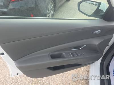 2022 Hyundai Elantra SE - zdjęcie 9 z 31 - miniatura