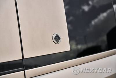 2025 Land Rover Defender 110 OCTA Edition One - zdjęcie 11 z 87 - miniatura