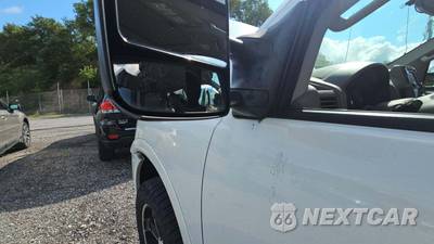 2014 Nissan TITAN SL Crew Cab Short Bed - zdjęcie 29 z 40 - miniatura