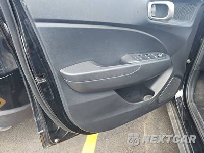 2025 Hyundai Venue SEL - zdjęcie 9 z 34 - miniatura