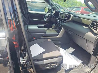 2025 Toyota Sequoia SR5 - zdjęcie 8 z 26 - miniatura